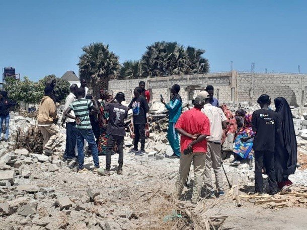people around salagi demolition location