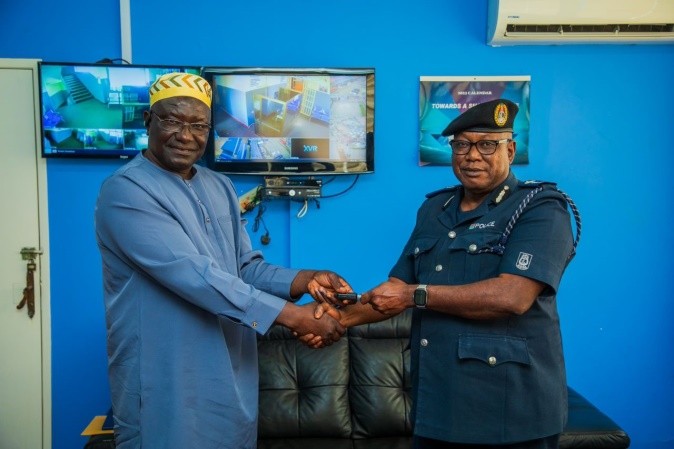Police in Sankandi receiving donation